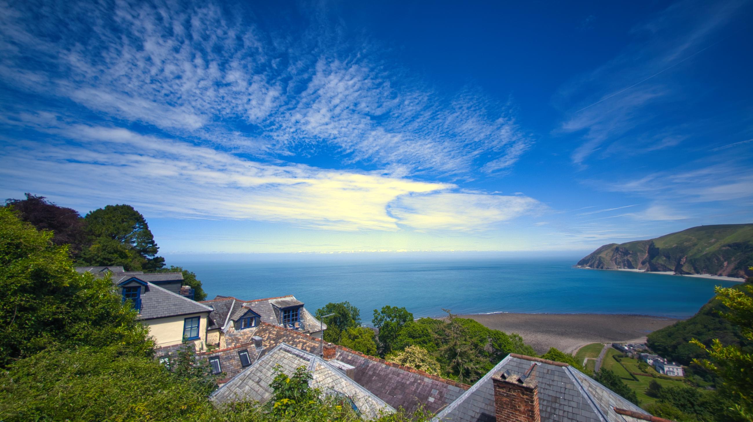 Sea wall towards Lundy. Author: Alan Gibbons