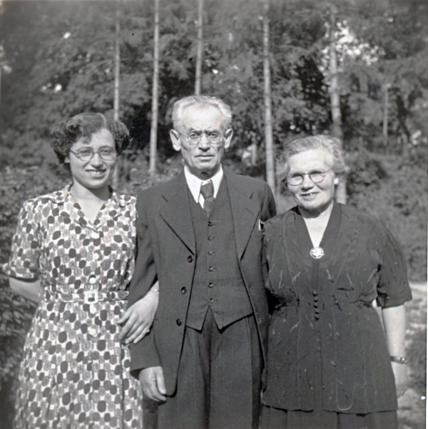 06 fanni and parents1 1950